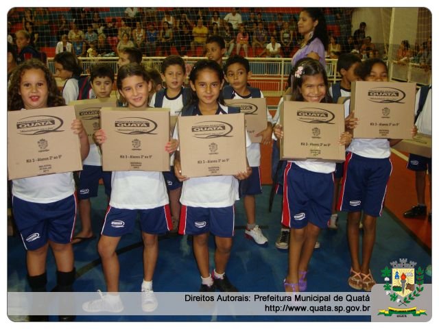 Notícia Alunos das escolas municipais de Quatá recebem kit de material escolar e uniformes