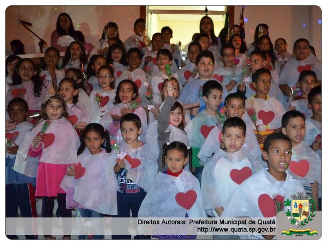 Notícia Alunos da rede municipal de ensino emocionam durante cantata em homenagem as mães