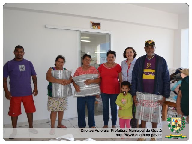 Notícia Famílias carentes recebem doação de roupas e cobertores arrecadados na Campanha do Agasalho