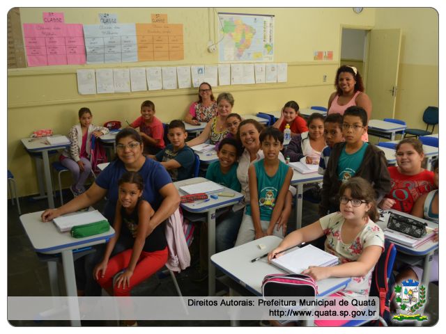 Notícia 1ª semana de aula - Alunos inauguram mesas e cadeiras novas