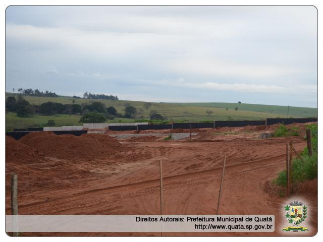 Notícia Muro de Arrimo está sendo levantado no terreno onde serão construídas as 126 casas da CDHU 