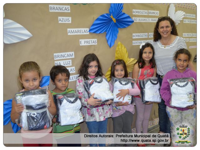 Notícia Prefeita Lu entrega uniformes a novos alunos matriculados