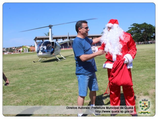 Notícia Papai Noel chega de helicóptero em Quatá