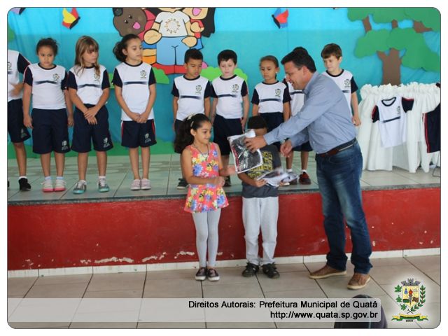 Notícia Uniforme às nossas crianças: Pecchio faz entrega de uniformes aos alunos da Rede Municipal de Ensino