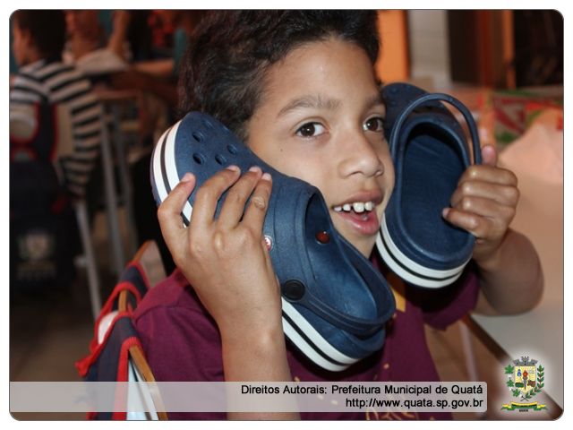 Notícia Alunos da APAE também recebem calçados - modelo crocs