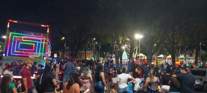 Alunos se divertem pelas ruas da cidade na Carreta da Alegria - ETL