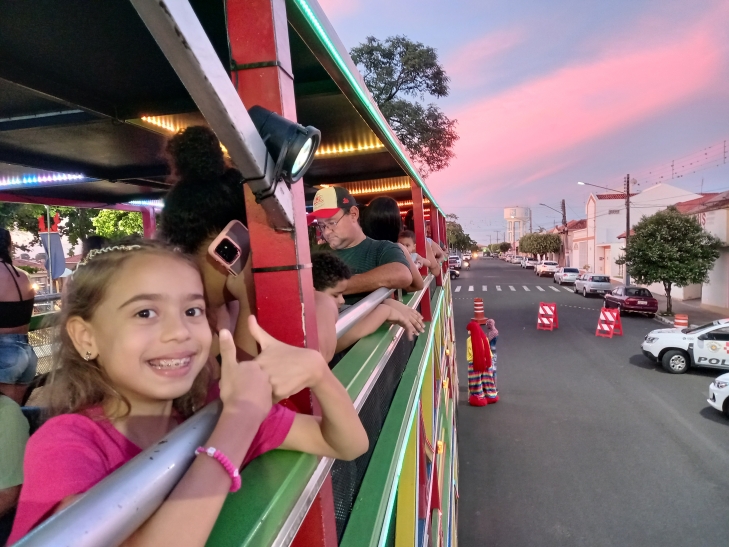 Carreta da Alegria itinerante realiza passeios em Manaus pela