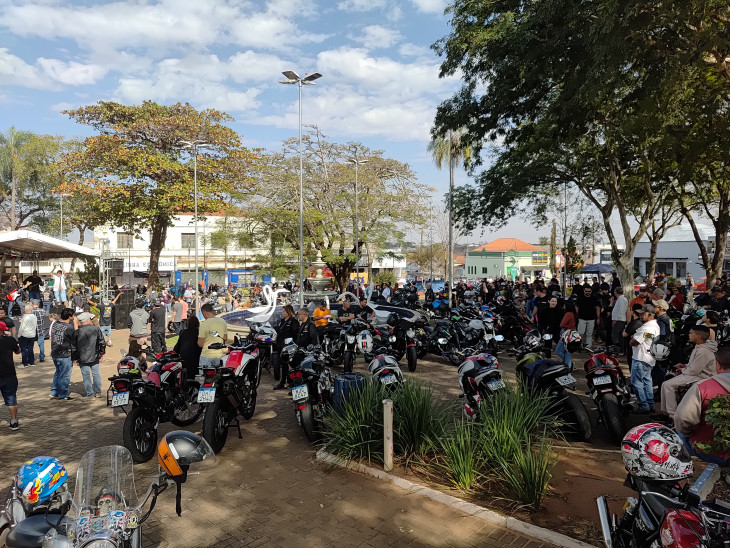 Foto Principal: 3º Encontro de Carros Antigos e Motociclistas reúne centenas de expositores em Quatá