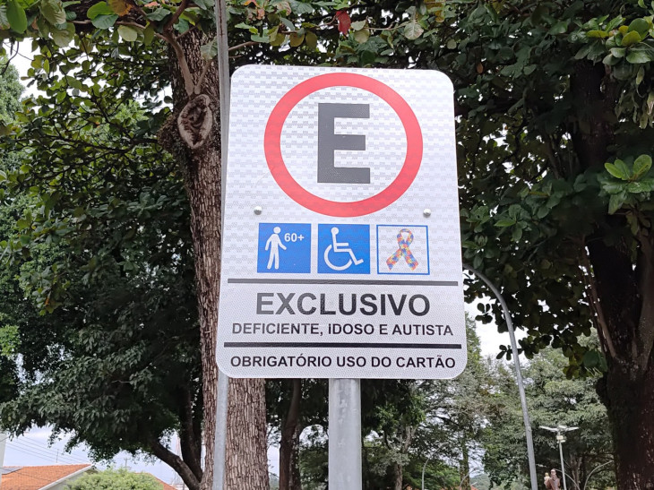 Instalação de novas placas de inclusão para pessoas com necessidades especiais