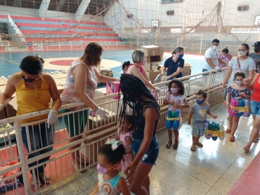 Foto 2: Crianças de Quatá recebem presentes de Natal