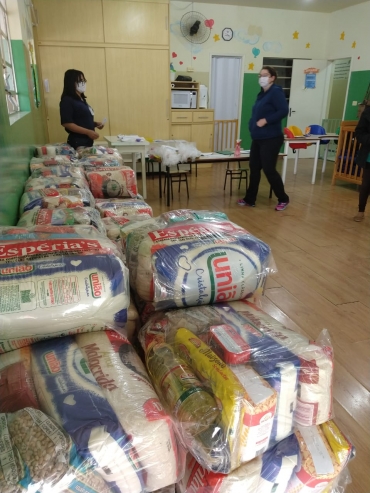 Foto 5: MERENDA EM CASA: alunos da Rede Municipal de Ensino de Quatá recebem cesta e kit de higiene