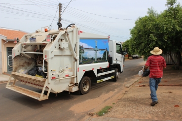 Foto 2: Quatá recebe Caminhão Compactador de lixo