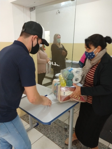 Foto 16: MERENDA EM CASA: alunos da Rede Municipal de Ensino de Quatá recebem cesta e kit de higiene