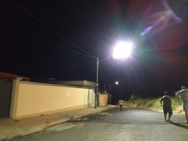 Foto 1: Brilho - LED: Ruas de Quatá recebem LUZ DE LED