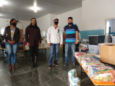 Foto 6: MERENDA EM CASA: alunos da Rede Municipal de Ensino de Quatá recebem cesta e kit de higiene