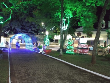 Foto 14: Praça do Natal é inaugurada em Quatá