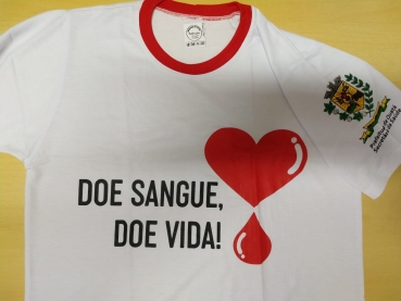 Foto 1: Doadores de Sangue recebem  camisetas 