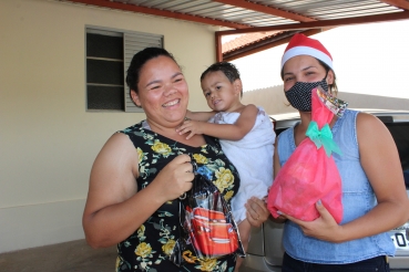 Foto 6: Pequeninos do Criança Feliz recebem mimos de Natal