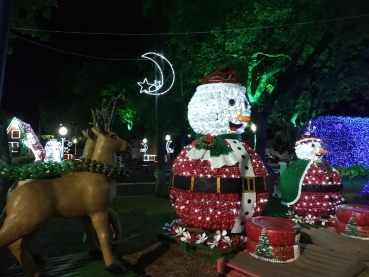 Foto 5: Praça do Natal é inaugurada em Quatá
