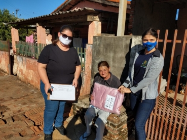 Foto 6: Solidariedade aquecendo corações: famílias carentes e vulneráveis de Quatá recebem cobertores