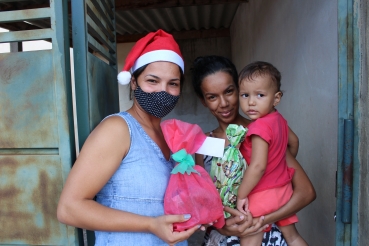 Foto 8: Pequeninos do Criança Feliz recebem mimos de Natal
