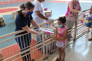 Foto 7: Crianças de Quatá recebem presentes de Natal