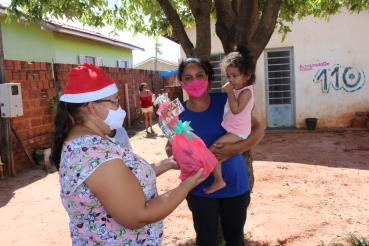 Foto 4: Pequeninos do Criança Feliz recebem mimos de Natal