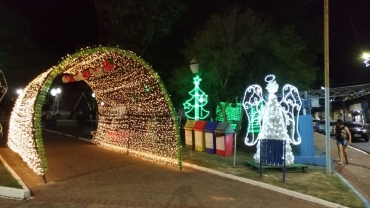 Foto 12: Praça do Natal é inaugurada em Quatá
