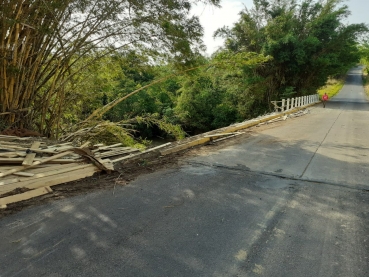 Foto 3: Prefeitura de Quatá aciona seguradora para recuperar a lateral da ponte do Rio do Peixe destruída por acidente