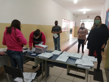 Foto 19: MERENDA EM CASA: alunos da Rede Municipal de Ensino de Quatá recebem cesta e kit de higiene