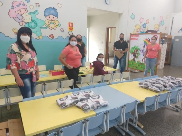 Foto 1: CUIDANDO DOS NOSSOS PEQUENINOS: Novos agasalhos para os alunos da Rede Municipal de Ensino de Quatá