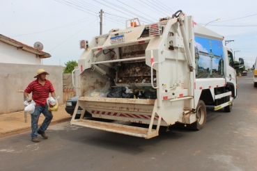 Foto 5: Quatá recebe Caminhão Compactador de lixo