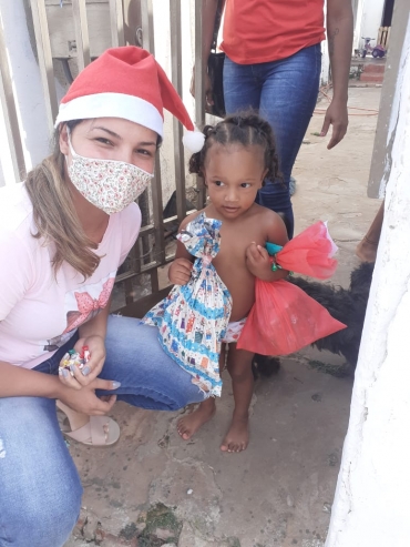 Foto 1: Pequeninos do Criança Feliz recebem mimos de Natal
