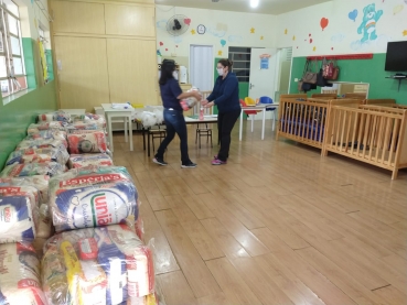 Foto 12: MERENDA EM CASA: alunos da Rede Municipal de Ensino de Quatá recebem cesta e kit de higiene