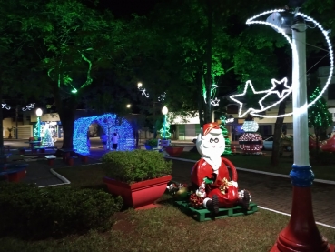 Foto 2: Praça do Natal é inaugurada em Quatá