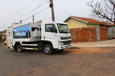 Foto 3: Quatá recebe Caminhão Compactador de lixo