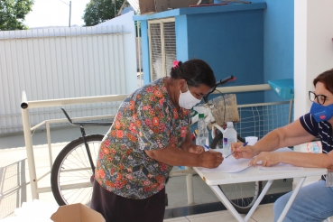 Foto 3: Famílias recebem cestas básicas de Natal