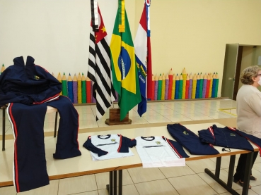 Foto 4: Alunos da Rede Municipal de Quatá irão receber novos AGASALHOS de Uniforme