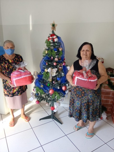 Foto 11: Um carinho faz bem! Idosos são presenteados com mimos de Natal