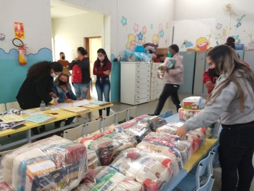 Foto 23: MERENDA EM CASA: alunos da Rede Municipal de Ensino de Quatá recebem cesta e kit de higiene