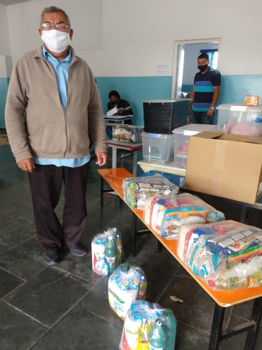 Foto 8: MERENDA EM CASA: alunos da Rede Municipal de Ensino de Quatá recebem cesta e kit de higiene