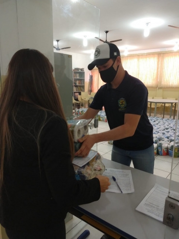 Foto 21: MERENDA EM CASA: alunos da Rede Municipal de Ensino de Quatá recebem cesta e kit de higiene