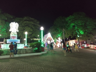 Foto 17: Praça do Natal é inaugurada em Quatá