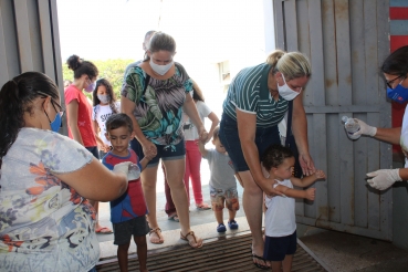 Foto 26: Crianças de Quatá recebem presentes de Natal