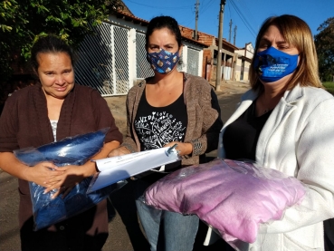 Foto 23: Solidariedade aquecendo corações: famílias carentes e vulneráveis de Quatá recebem cobertores