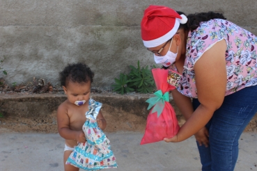 Foto 3: Pequeninos do Criança Feliz recebem mimos de Natal