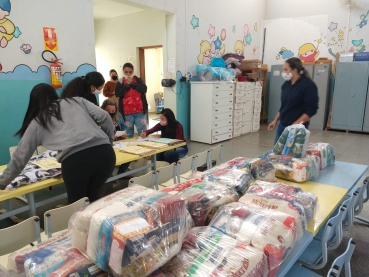 Foto 18: MERENDA EM CASA: alunos da Rede Municipal de Ensino de Quatá recebem cesta e kit de higiene