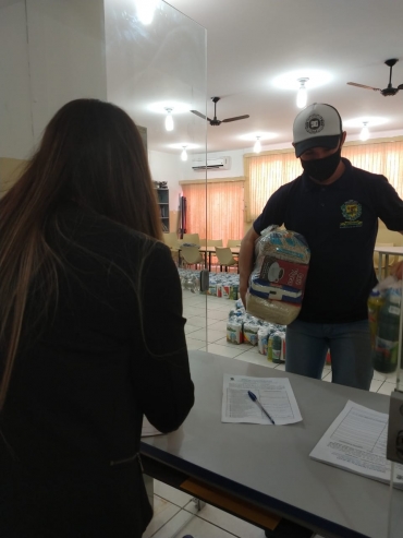 Foto 7: MERENDA EM CASA: alunos da Rede Municipal de Ensino de Quatá recebem cesta e kit de higiene