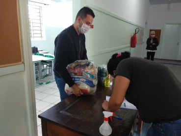 Foto 20: MERENDA EM CASA: alunos da Rede Municipal de Ensino de Quatá recebem cesta e kit de higiene