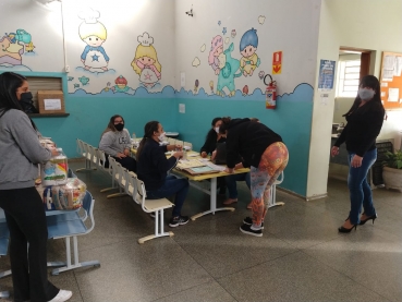 Foto 3: MERENDA EM CASA: alunos da Rede Municipal de Ensino de Quatá recebem cesta e kit de higiene